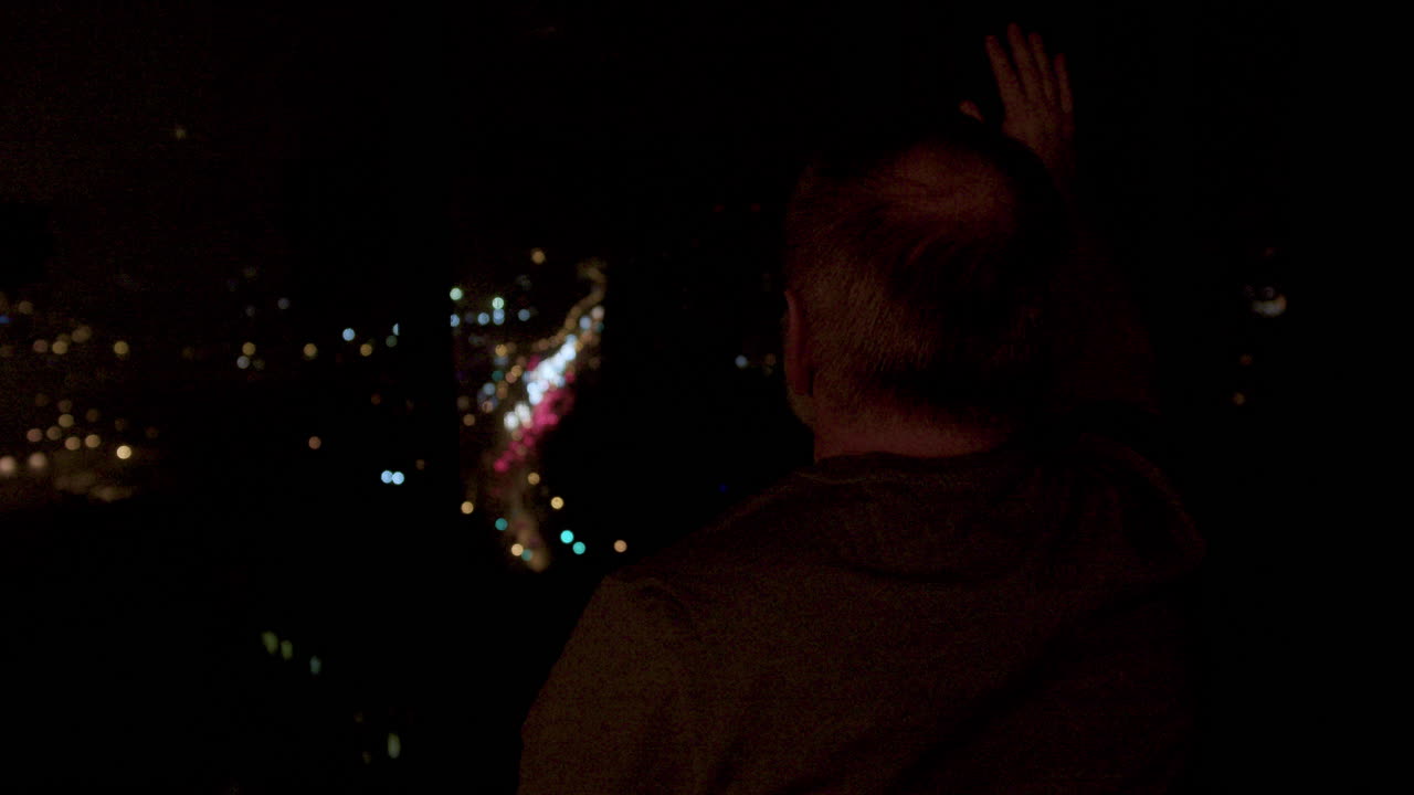 창문 근처에서 술을 마시는  ⁇ 은이