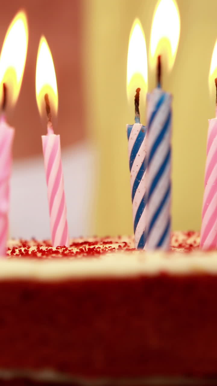 seis velas en un pastel de cumpleaños