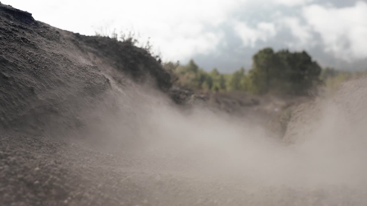 Vento che soffia cenere vulcanica lungo il sentiero del vulcano Acatenango