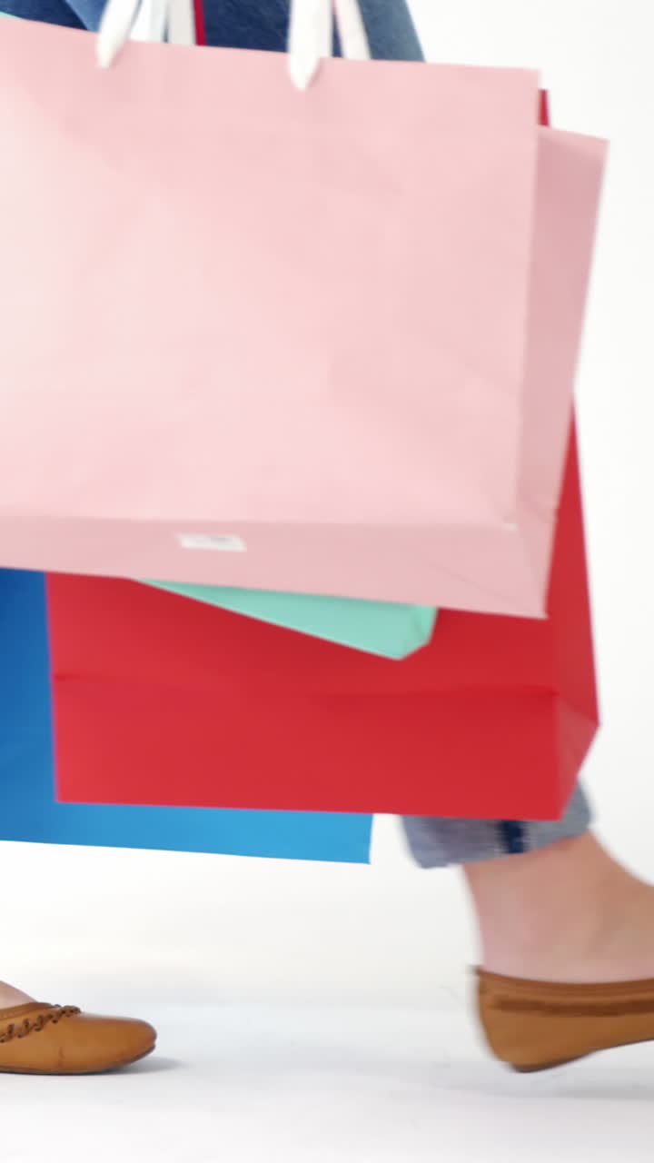 mujer caminando con una bolsa de compras