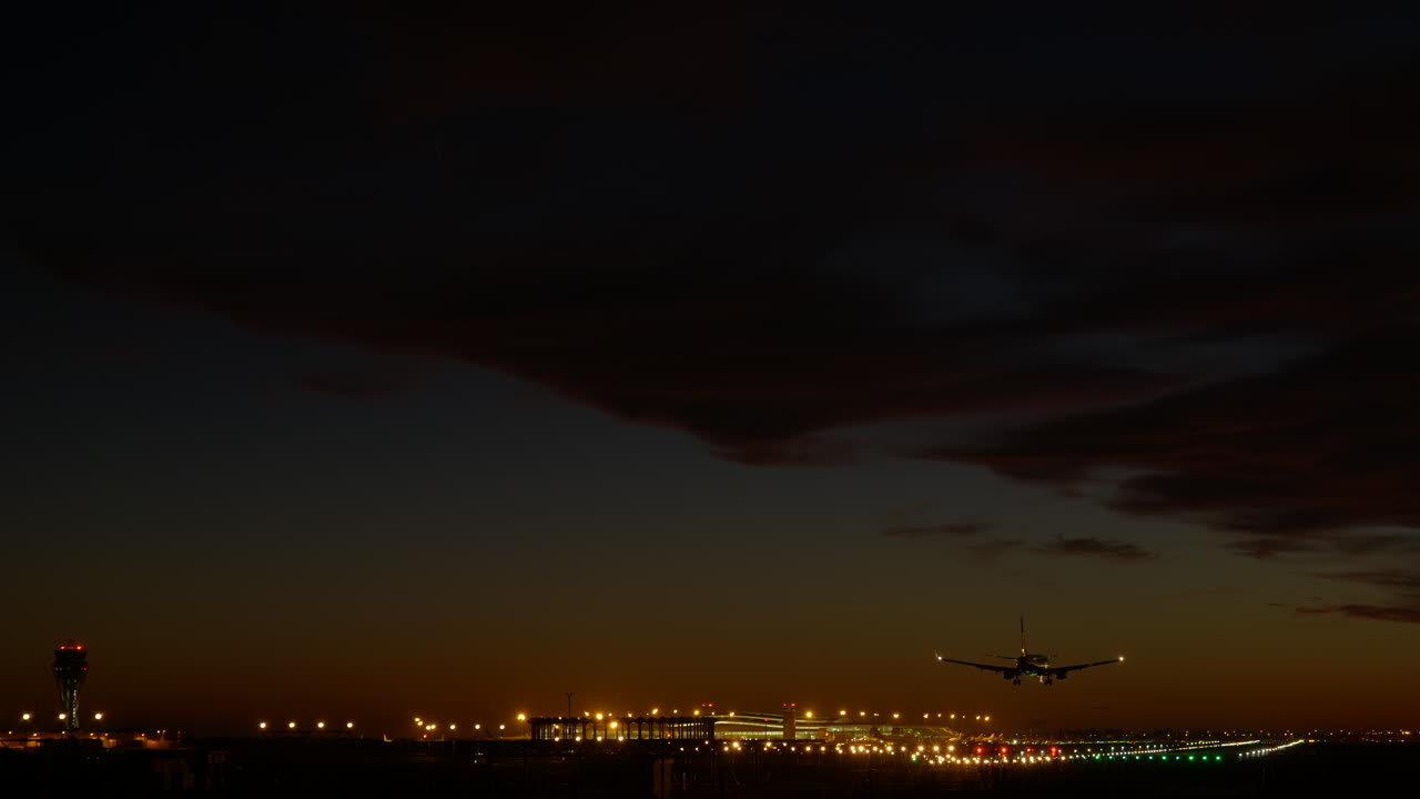 aeropuerto de barcelona iluminado al atardecer