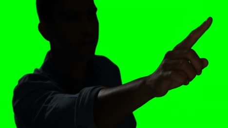 hombre tocando pantalla digital 4k