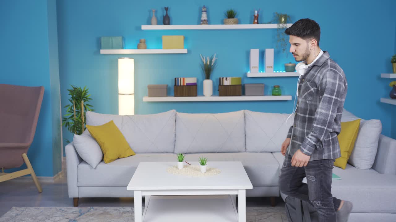 un joven deprimido que vuelve a casa infeliz y cansado.