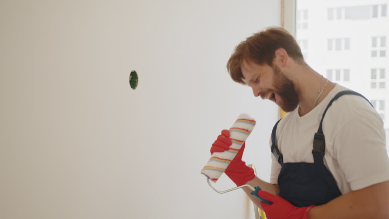 hombre pintando una pared