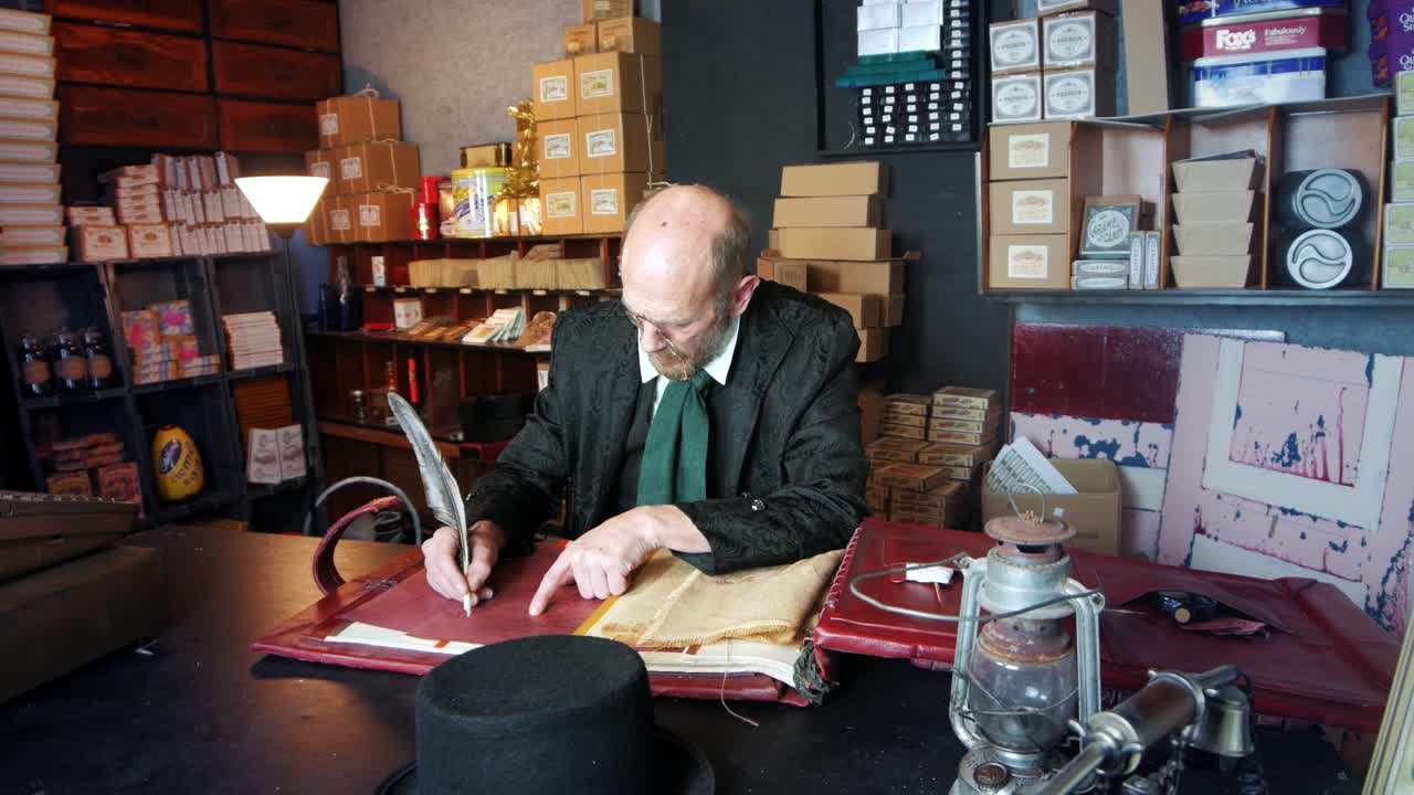 ebeneezer scrooge en su tienda de conteo