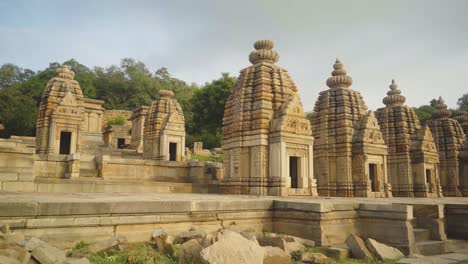 Toma-Panorámica-De-Los-Antiguos-Templos-De-Gurjara-Pratihara-En-Bateshwar-Grupo-De-Templos-Hindúes-De-Morena-En-Madhya-Pradesh,-India