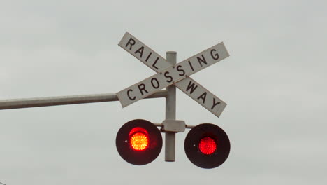 Overhead-traffic-signal-for-a-train-level-crossing