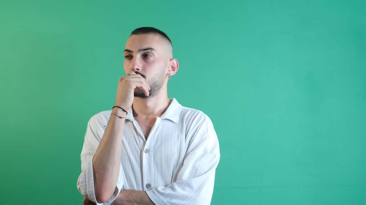 hombre gesticulando pensando demasiado