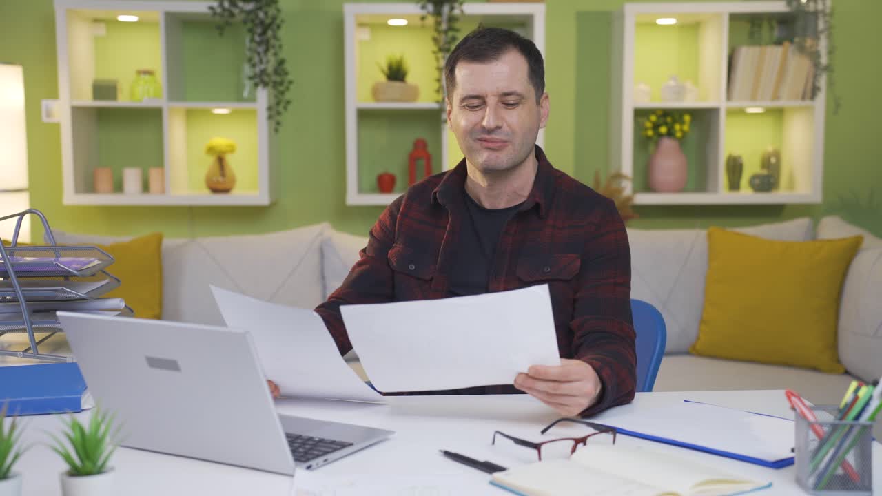 Uomo d'affari intelligente e di successo che guarda la telecamera mostrando uno sguardo fiducioso