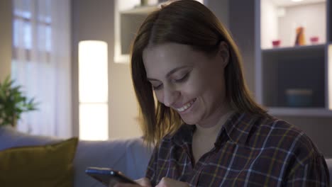 Mensajes-Activados.-La-Mujer-Está-Enviando-Mensajes-De-Texto-Por-Teléfono-En-Casa.