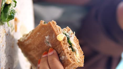 persona comiendo un sándwich