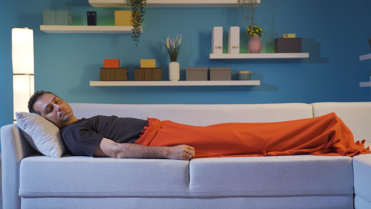 피곤한 남자가 잠들고 있다.