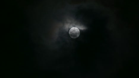 las nubes se mueven a través de la luna llena, la atmósfera parece misteriosa y aterradora.