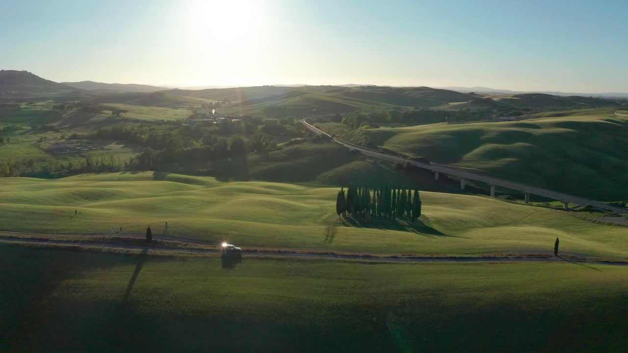이탈리아 토스카나의 발 도르시아에서 유명한 사이프러스의 일몰에서 드론 샷