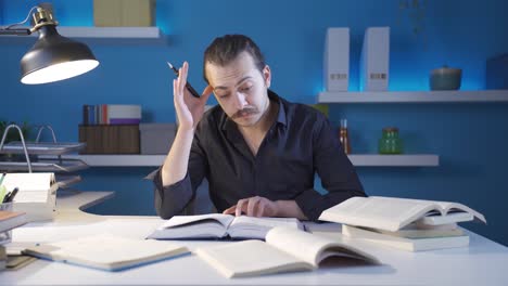 joven historiador leyendo el libro sobre la edad media.