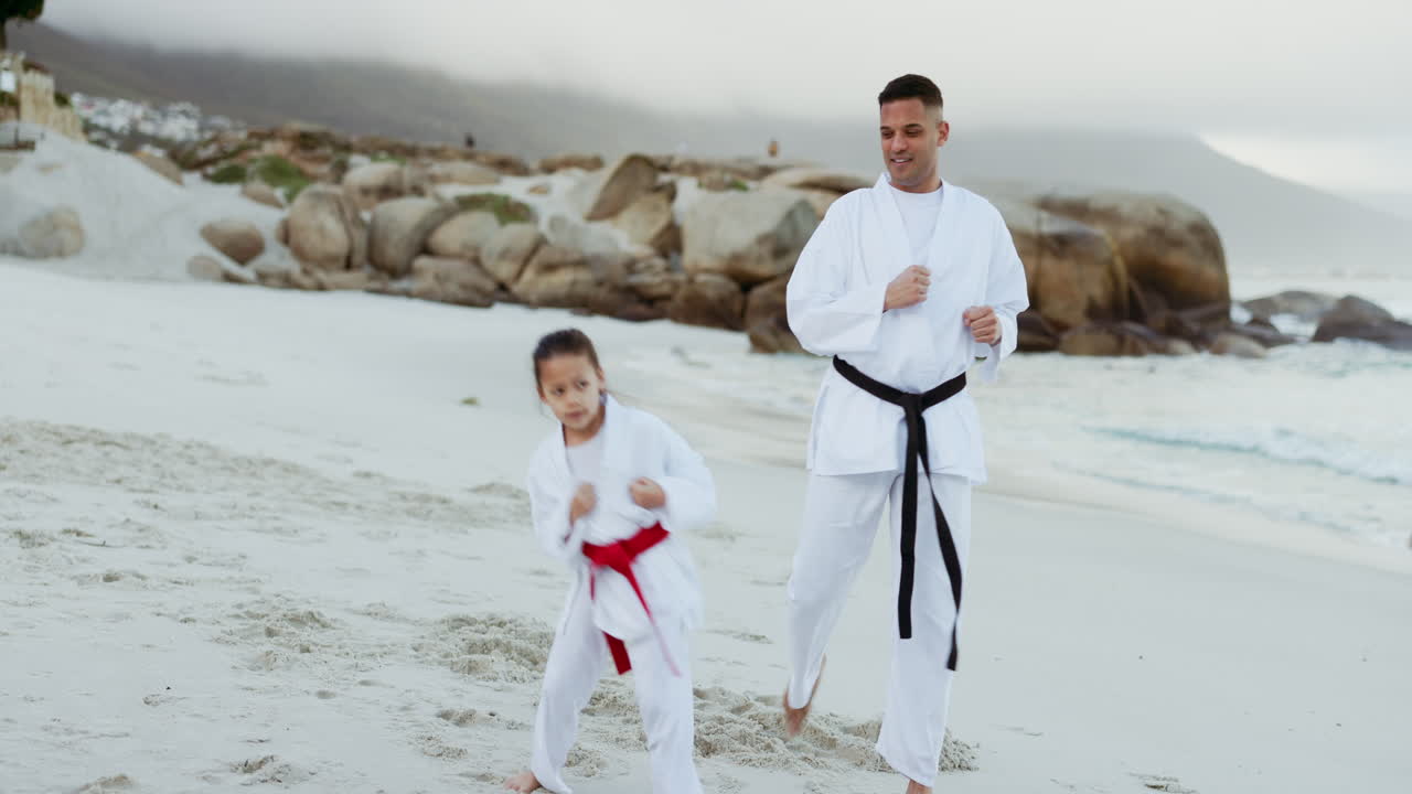 playa, karate o fitness con un padre