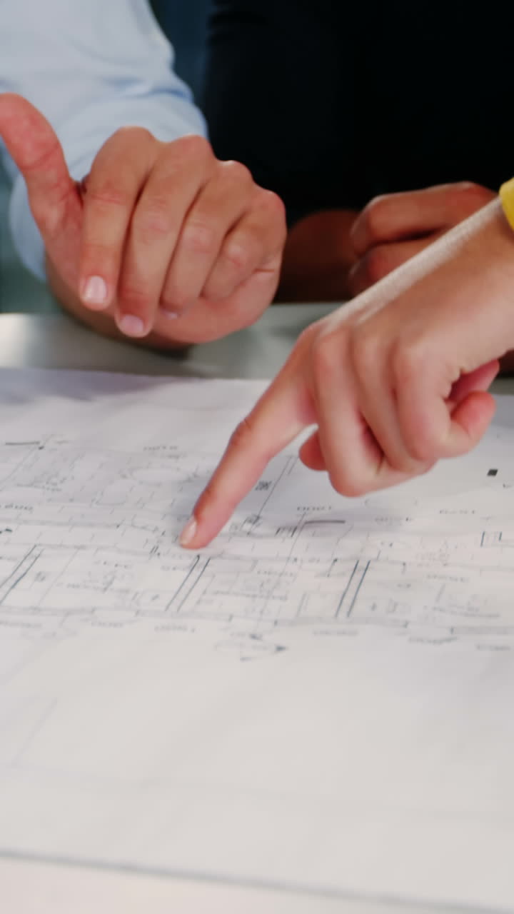 ejecutivos de negocios discutiendo sobre el plan