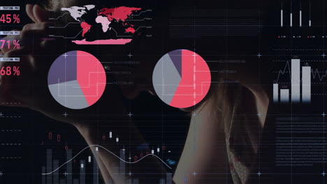 Animación-De-Diagrama,-Procesamiento-De-Datos-Y-Mapa-Mundial-Sobre-Una-Mujer-Caucásica-Rezando