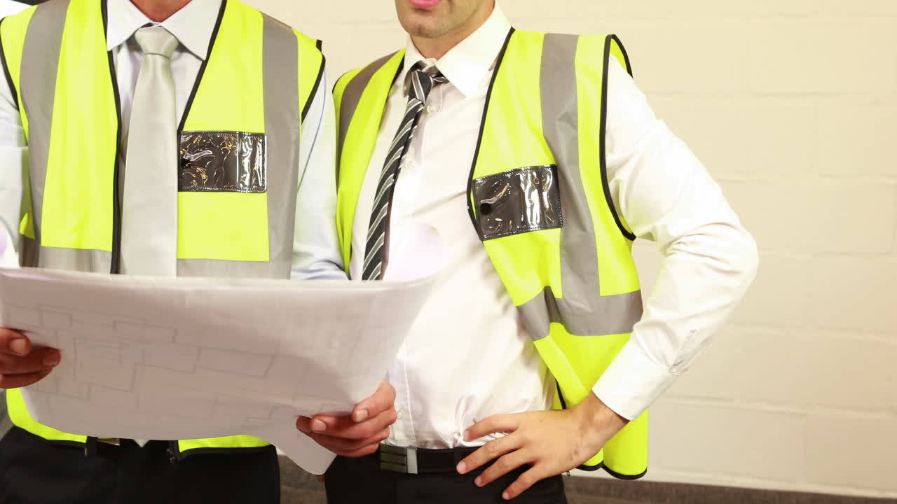 equipo de arquitectos que estudian el plan de construcción