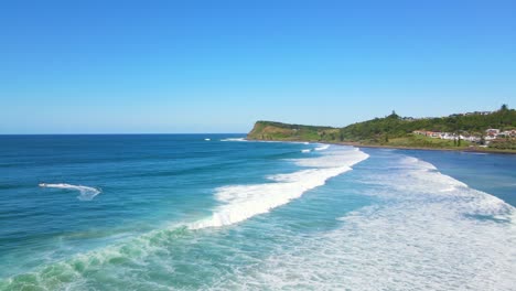 Olas-Oceánicas---Serie-De-Olas-Espumosas-Que-Entran-En-Una-Larga-Playa-De-Arena-En-Lennox-Headland---Lennox-Head,-NSW,-Australia