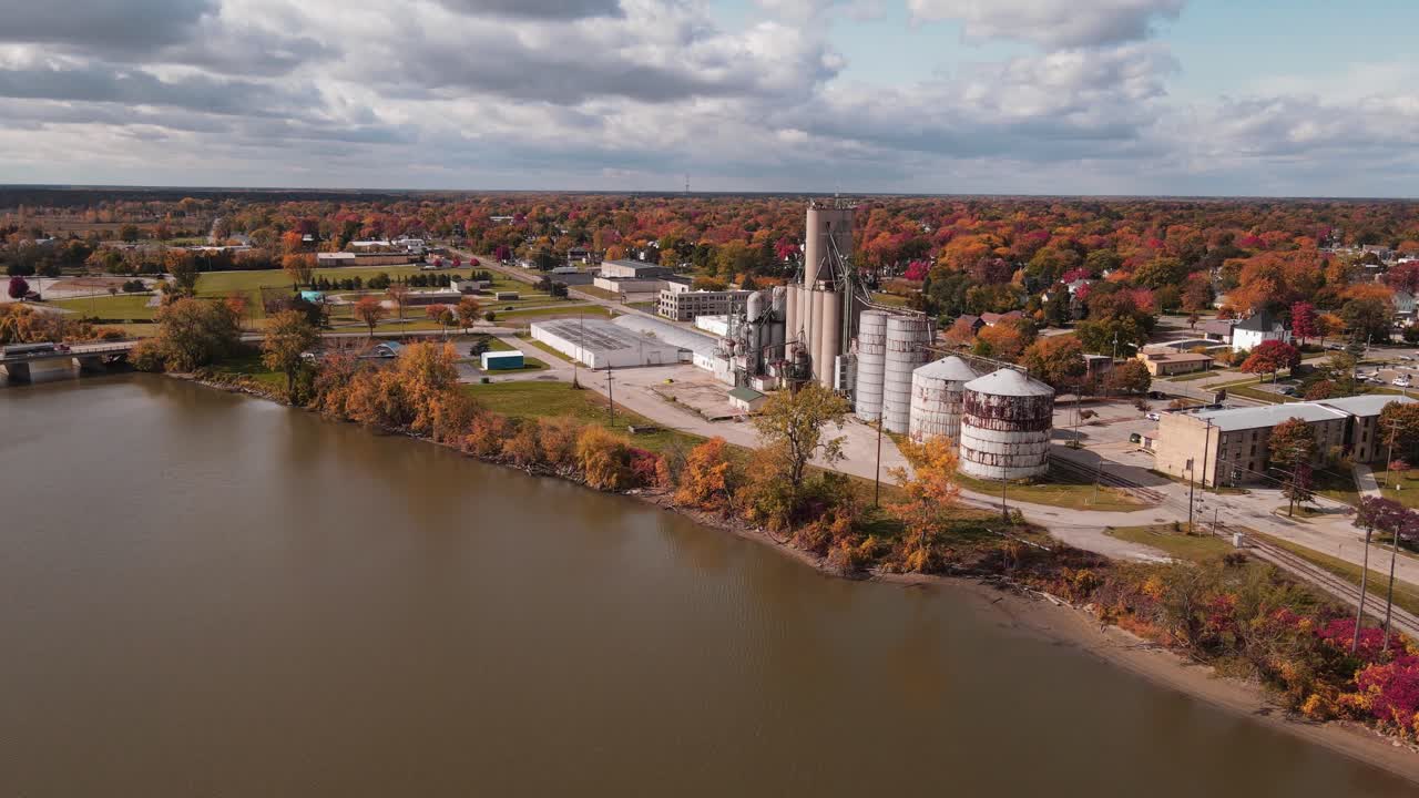 미국 미시간 주 새기노 시내에 있는 오래되고 녹슨 공장, 새기노 강 옆, 공중 전망