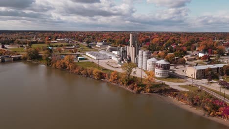 Old-and-rusty-factory-in-Downtown-Saginaw,-Michigan,-USA-by-Saginaw-River,-aerial-view