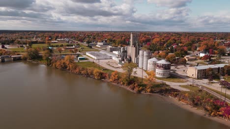 fábrica vieja y oxidada en el centro de saginaw, michigan, estados unidos por el río saginaw, vista aérea