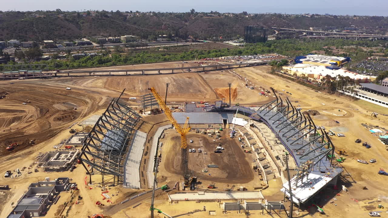 construcción de estadios con grúa. dron hacia adelante