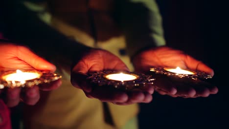 das paar feiert ein farbenfrohes diwali rangoli - rot, rosa, orange, grün