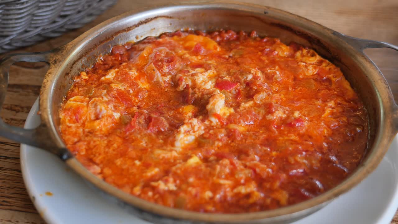 plato de huevo turco en una sartén