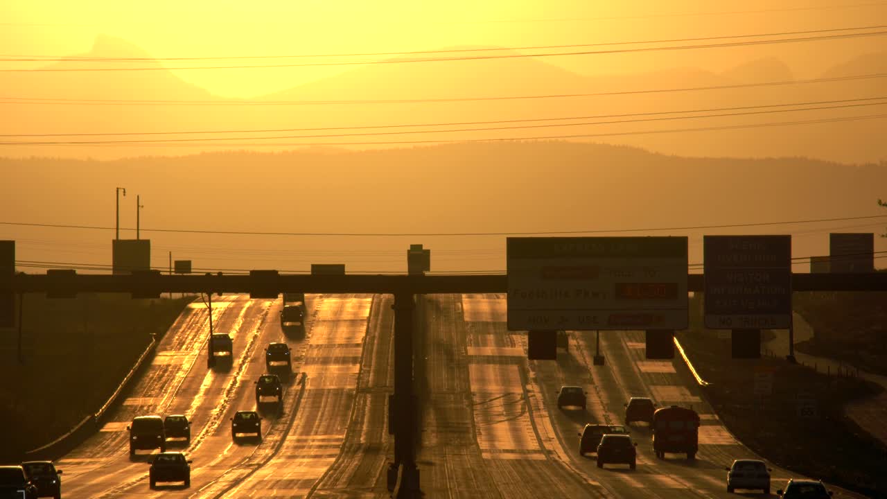 일몰 시간에 us36 고속도로의 교통 흐름