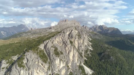 Antena-Amplia-De-Las-Rocas-Dolomitas-Italianas-Cubiertas-De-árboles-Durante-La-Puesta-De-Sol