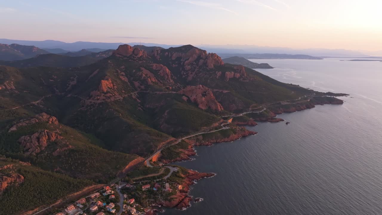 Flygfoto över Franska rivierans stad Saint-Raphael som vaknar i soluppgången