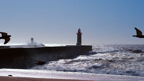 Grandes-Olas-Chapoteando-Cerca-Del-Faro-De-Felgueiras,-Situado-En-Oporto,-Portugal,-Se-Erige-Como-Un-Faro-De-Patrimonio-Marítimo-Y-Encanto-Costero.