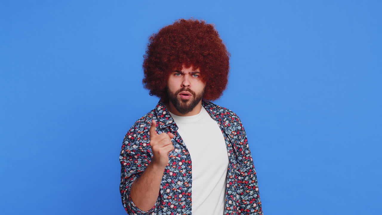 irritado disgustado agresivo infeliz hombre gestando las manos culpando regañando por el fracaso problema