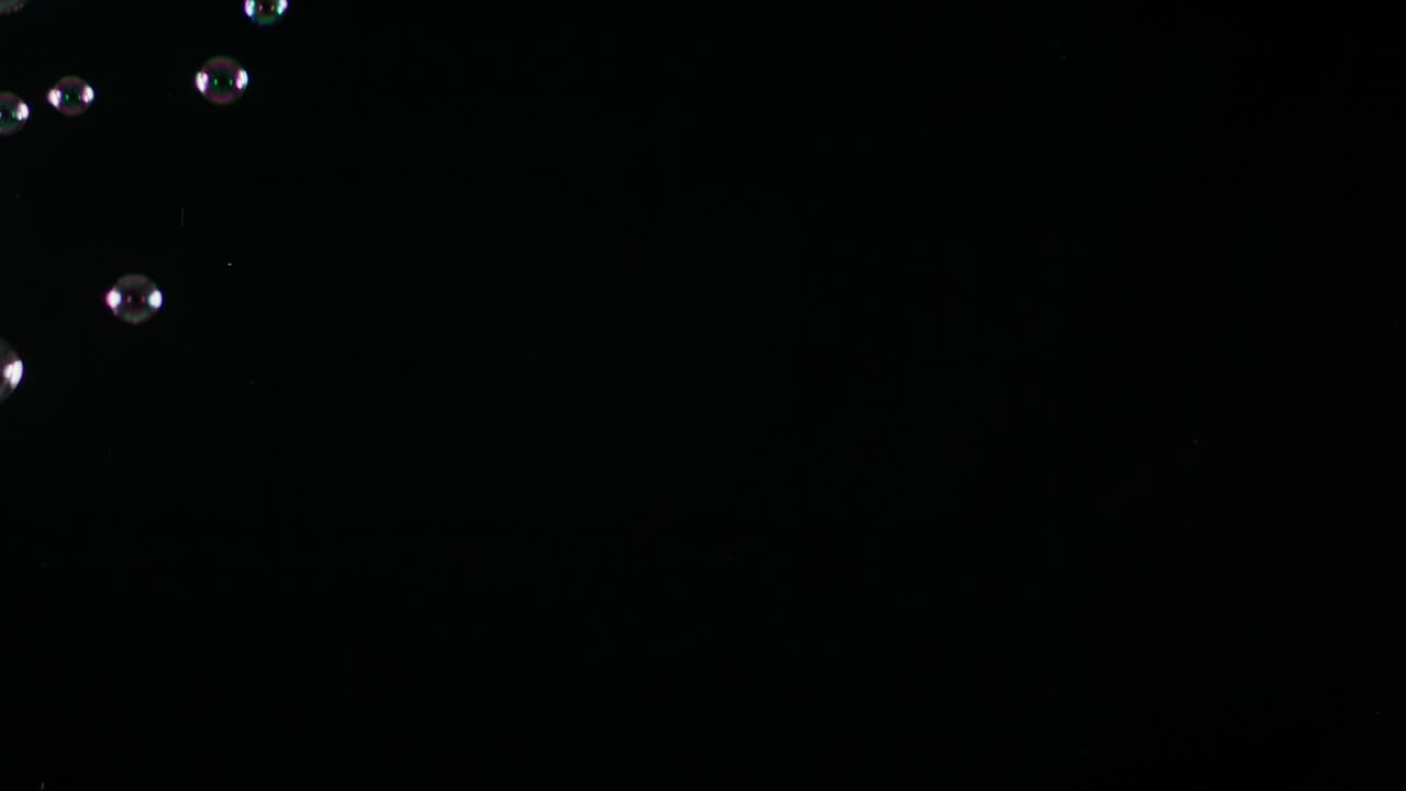 검은 바탕에 분리 된 수프 거품