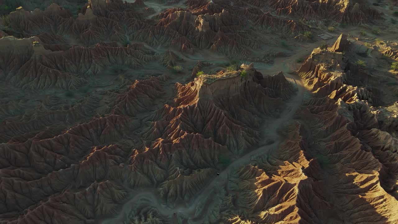 el paisaje desértico de beautitul tatacoa al atardecer en colombia, desde el aire
