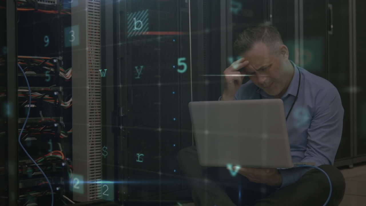 hombre estresado trabajando en la sala del servidor con mensajes de seguridad de datos en movimiento
