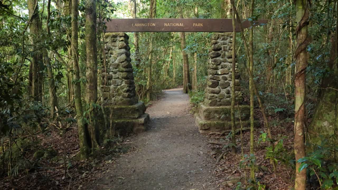 imágenes de mano en la entrada de la pista principal en el parque nacional de lamington, binna burra, el interior de la costa de oro, australia