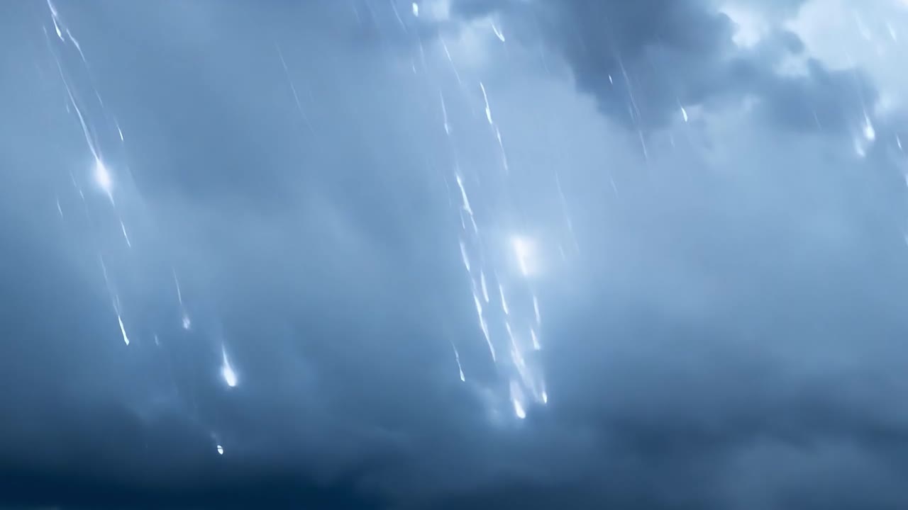 nubes de tormenta dramáticas con relámpagos llamativos en el cielo oscuro, creando una atmósfera intensa y dramática. perfecto para proyectos meteorológicos