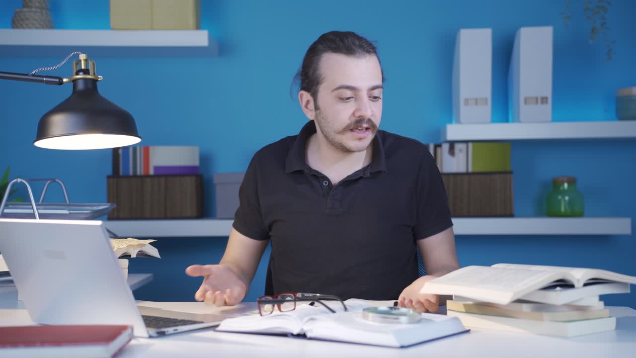 joven que está aburrido y aburrido con el trabajo.