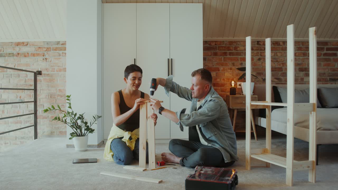 Koppel monteert een houten plank