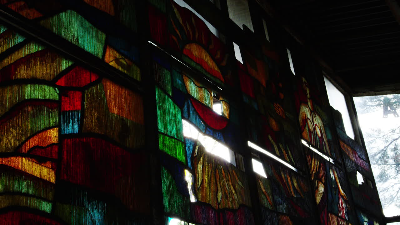 햇빛이 프리피야트의 화려한 스테인드 글라스 창문을 때리고 보기를 축소합니다.