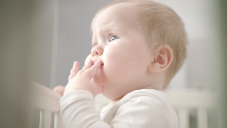 Säugling-Biss-Sich-In-Den-Finger.-Kinderfinger-Im-Mund