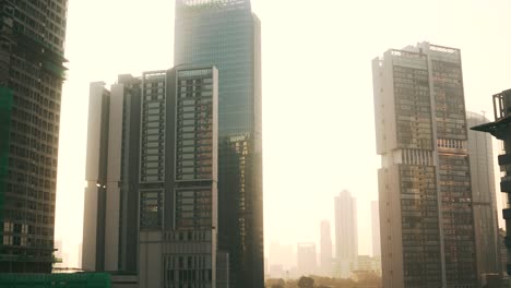 Wolkenkratzer-Und-Gebäude-In-Jakarta-Mit-Städtischem-Leben-Am-Morgen