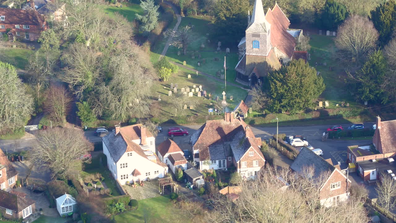 vista aérea de las casas y la iglesia de santa maría en el pueblo de high halden, ubicado en kent uk