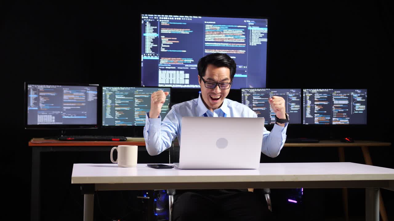 programador emocionado celebrando el éxito