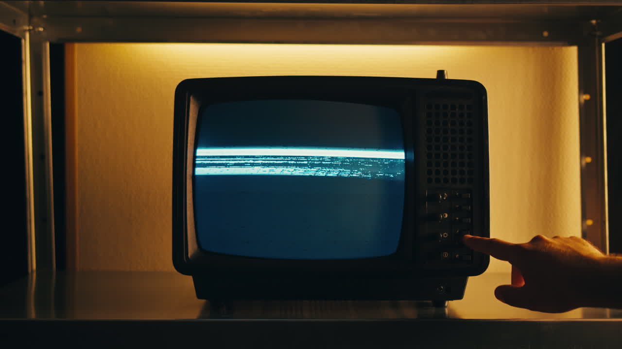 TV retrò, televisione vintage. In un'ambientazione nostalgica, una TV retrò mostra grana sullo schermo, un dispositivo per una spaventosa notte di Halloween, ideale per chroma key e green screen.