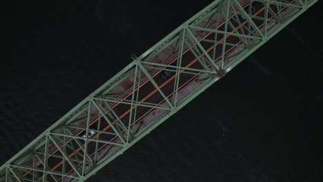 una vista aérea directamente sobre el puente de entrada de la isla de fuego durante una mañana nublada con aguas tranquilas