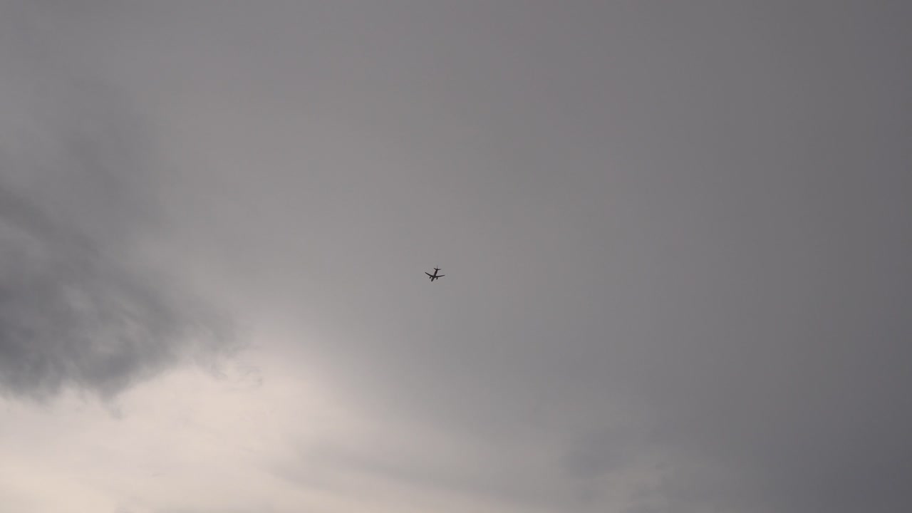 Video fra Malta, fly passerer himlen og skyerne.